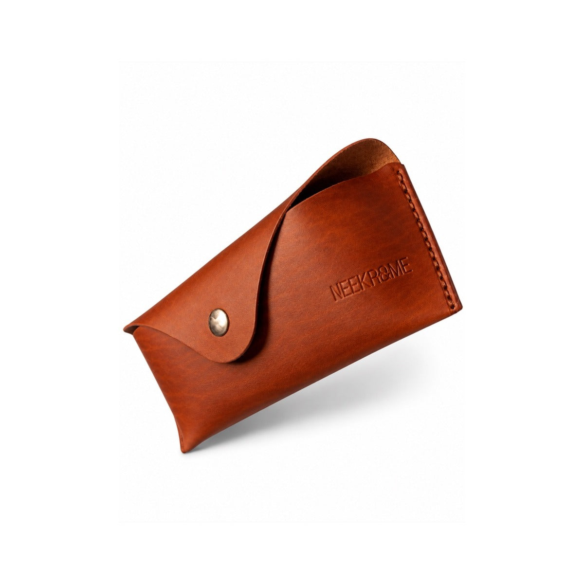 Étui à lunettes NEEKROME en cuir cognac, vue de trois quarts