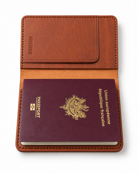 Étui porte-passeport NEEKROME en cuir cognac avec passeport français