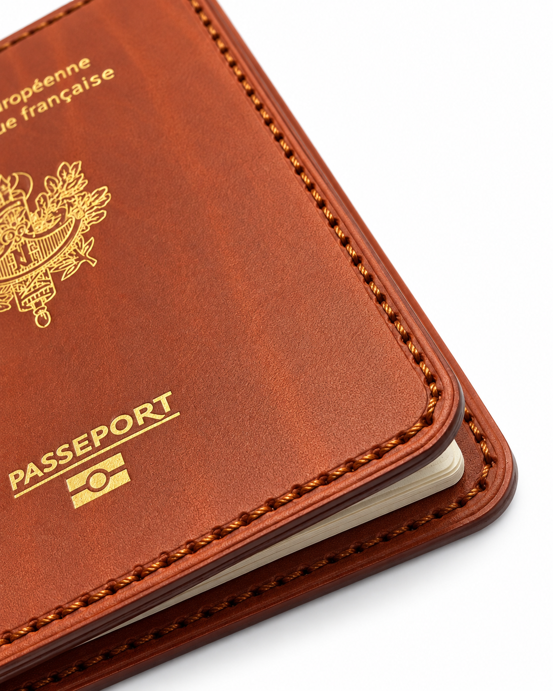 Détail des coutures et finitions de l’étui porte-passeport NEEKROME en cuir cognac