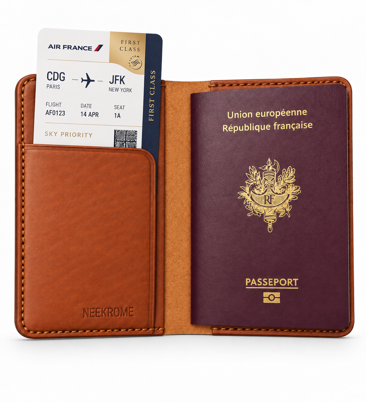 Étui porte-passeport NEEKROME en cuir cognac avec passeport et billet d’avion